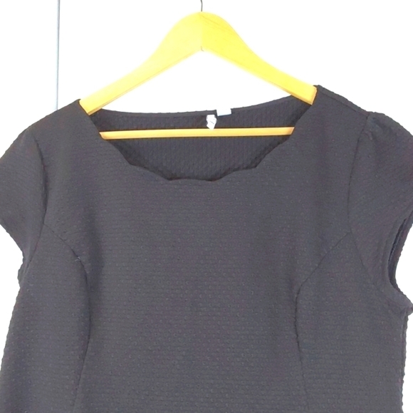 Elle Womens Black Scallop Neck Neutral Textured shell top pintuck Sz.XL - Picture 2 of 7